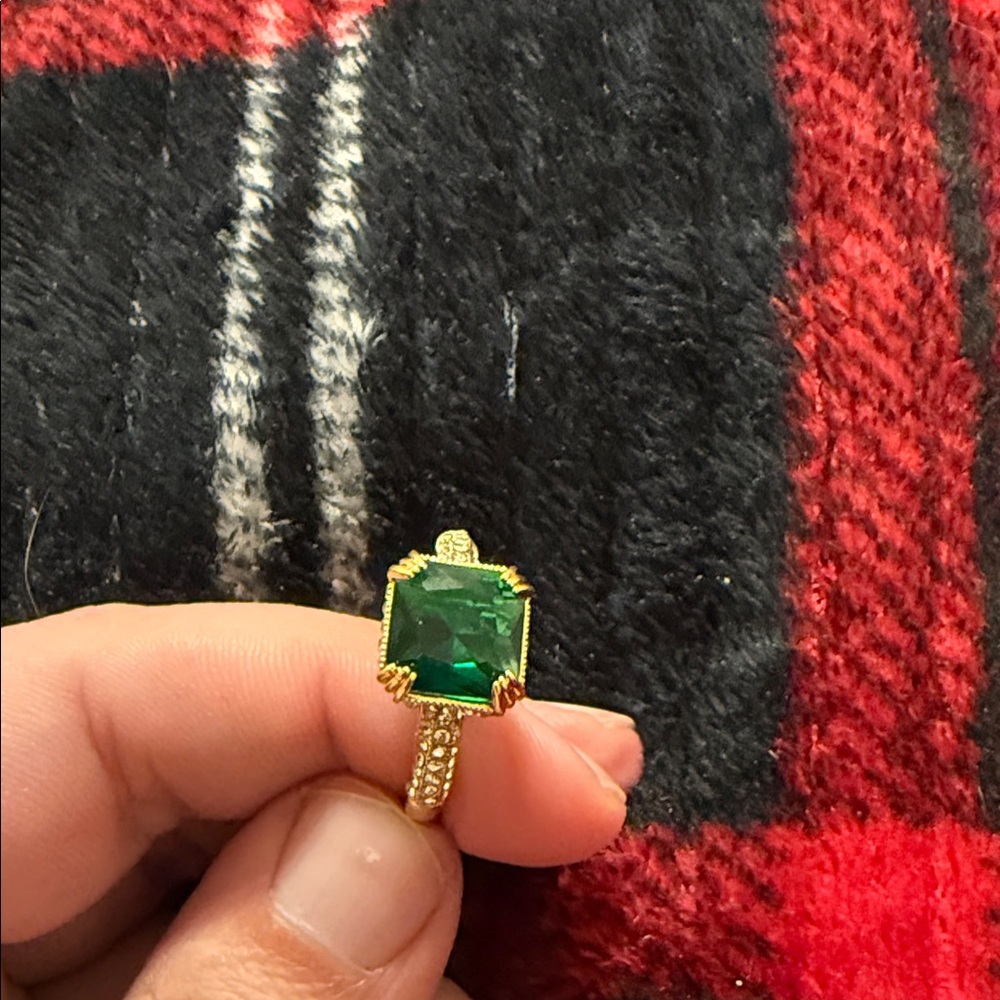 Elegant Gold and Green Gemstone Ring